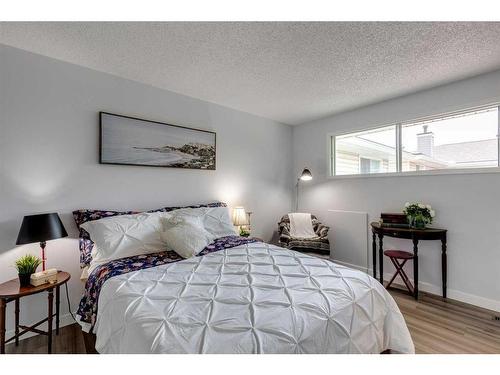 25-1155 Falconridge Drive Ne, Calgary, AB - Indoor Photo Showing Bedroom