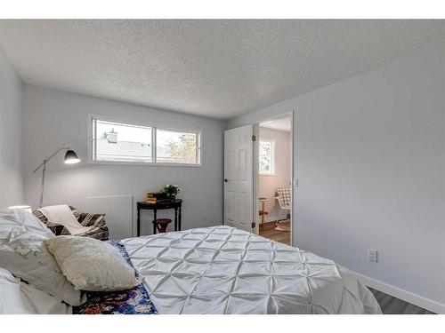 25-1155 Falconridge Drive Ne, Calgary, AB - Indoor Photo Showing Bedroom