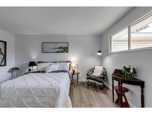 25-1155 Falconridge Drive Ne, Calgary, AB - Indoor Photo Showing Bedroom