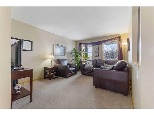 375 Coventry Road Ne, Calgary, AB - Indoor Photo Showing Living Room