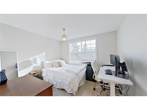 105-2212 34 Avenue Sw, Calgary, AB - Indoor Photo Showing Bedroom