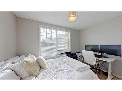 105-2212 34 Avenue Sw, Calgary, AB - Indoor Photo Showing Bedroom