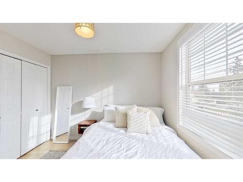 105-2212 34 Avenue Sw, Calgary, AB - Indoor Photo Showing Bedroom