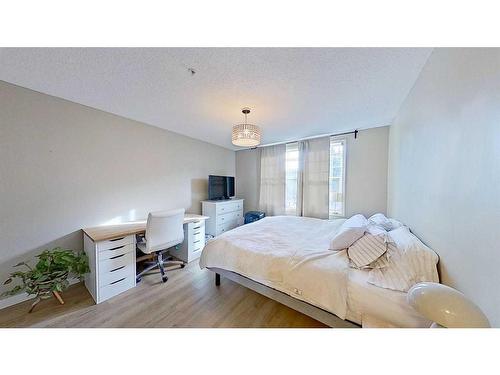 105-2212 34 Avenue Sw, Calgary, AB - Indoor Photo Showing Bedroom