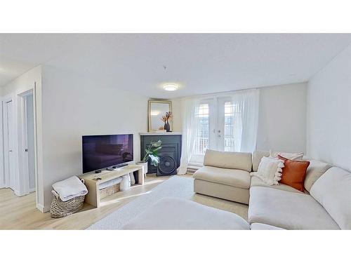 105-2212 34 Avenue Sw, Calgary, AB - Indoor Photo Showing Living Room