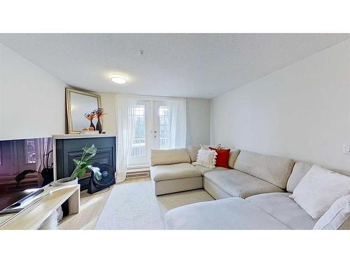 105-2212 34 Avenue Sw, Calgary, AB - Indoor Photo Showing Living Room