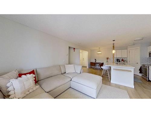 105-2212 34 Avenue Sw, Calgary, AB - Indoor Photo Showing Living Room