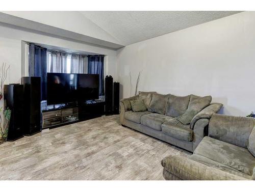 6560 Martingrove Drive Ne, Calgary, AB - Indoor Photo Showing Living Room