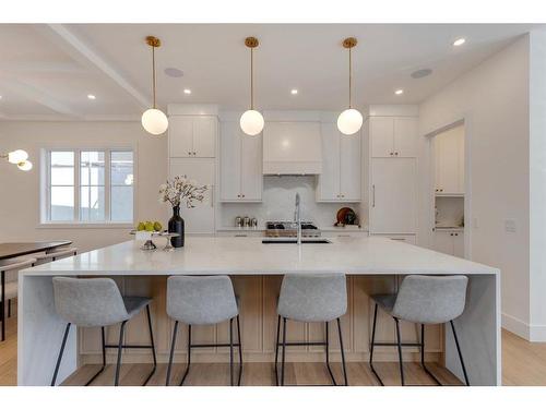 1635 Bowness Road Nw, Calgary, AB - Indoor Photo Showing Kitchen With Upgraded Kitchen