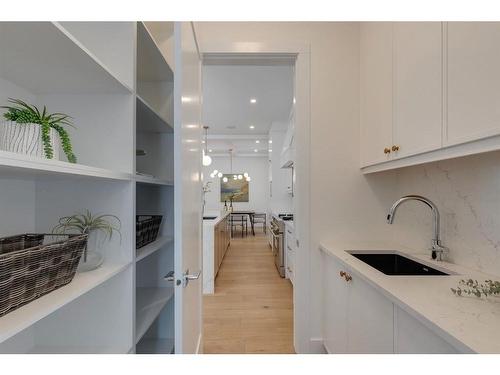 1635 Bowness Road Nw, Calgary, AB - Indoor Photo Showing Kitchen