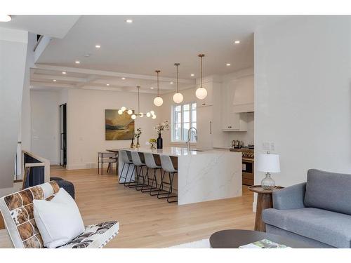 1635 Bowness Road Nw, Calgary, AB - Indoor Photo Showing Living Room