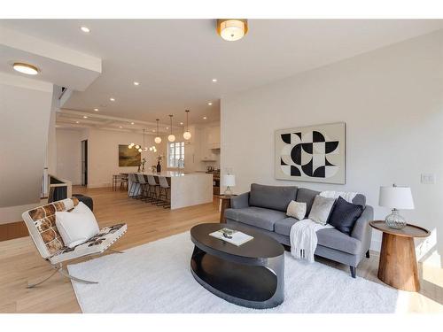 1635 Bowness Road Nw, Calgary, AB - Indoor Photo Showing Living Room