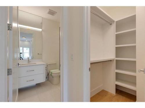 1635 Bowness Road Nw, Calgary, AB - Indoor Photo Showing Bathroom