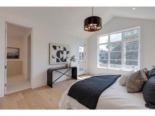 1635 Bowness Road Nw, Calgary, AB - Indoor Photo Showing Bedroom