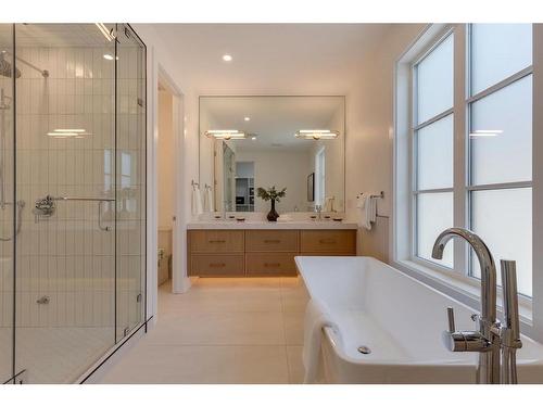 1635 Bowness Road Nw, Calgary, AB - Indoor Photo Showing Bathroom