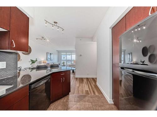 1107-8710 Horton Road, Calgary, AB - Indoor Photo Showing Kitchen