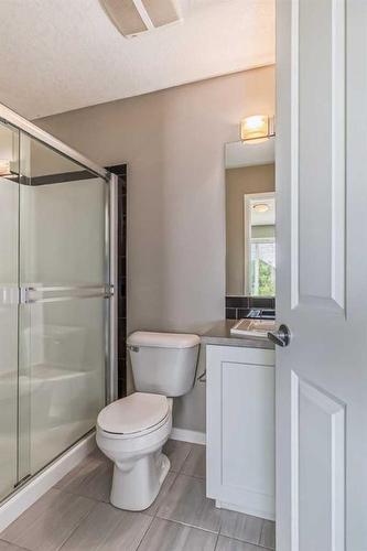 688 Copperpond Boulevard Se, Calgary, AB - Indoor Photo Showing Bathroom