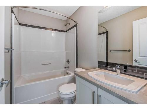 688 Copperpond Boulevard Se, Calgary, AB - Indoor Photo Showing Bathroom