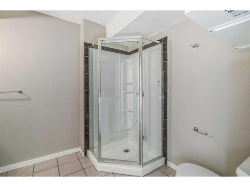 688 Copperpond Boulevard Se, Calgary, AB - Indoor Photo Showing Bathroom