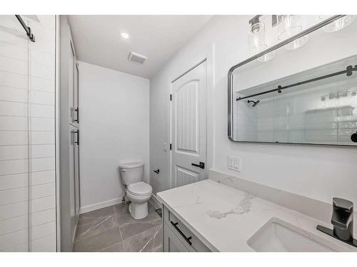 35 Mckinley Road Se, Calgary, AB - Indoor Photo Showing Bathroom