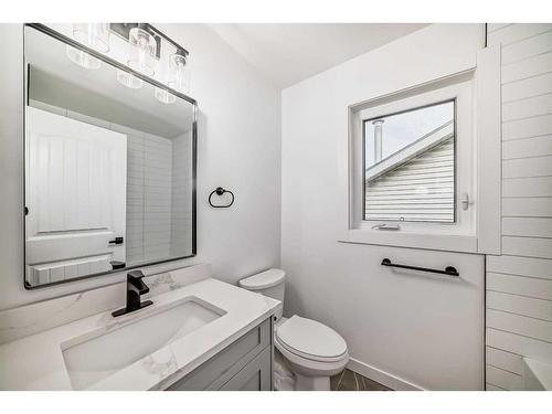 35 Mckinley Road Se, Calgary, AB - Indoor Photo Showing Bathroom