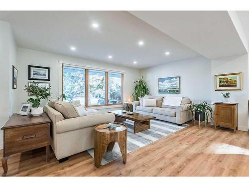 116 Canterbury Place Sw, Calgary, AB - Indoor Photo Showing Living Room