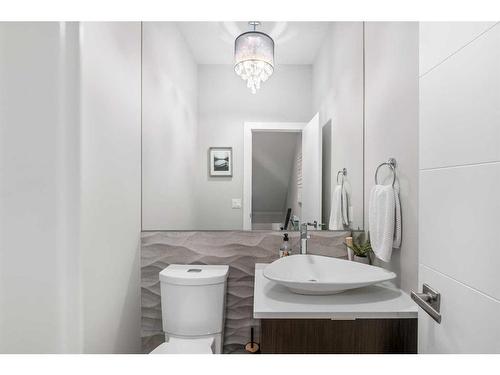 2343 22 Avenue Sw, Calgary, AB - Indoor Photo Showing Bathroom