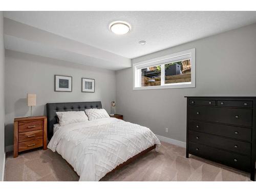 2343 22 Avenue Sw, Calgary, AB - Indoor Photo Showing Bedroom