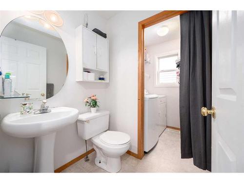 41 Martinvalley Place Ne, Calgary, AB - Indoor Photo Showing Bathroom