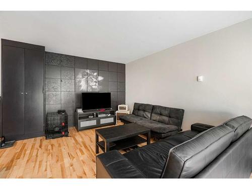 103-2137 16 Street Sw, Calgary, AB - Indoor Photo Showing Living Room