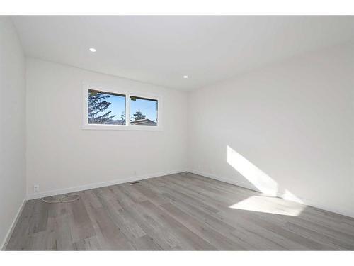 5137 17 Avenue Nw, Calgary, AB - Indoor Photo Showing Other Room