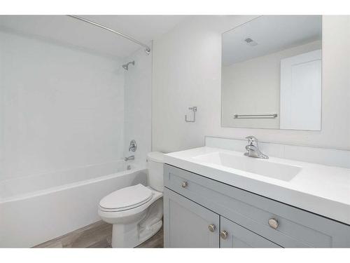 5137 17 Avenue Nw, Calgary, AB - Indoor Photo Showing Bathroom