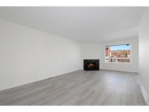 5137 17 Avenue Nw, Calgary, AB - Indoor Photo Showing Living Room