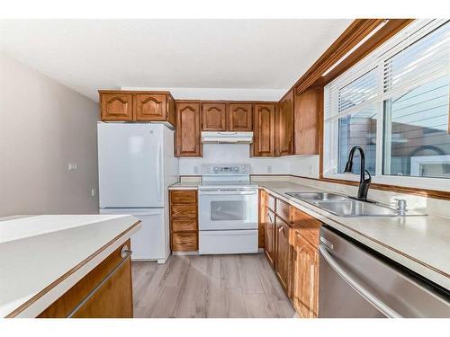 1010 13 Street Se, High River, AB - Indoor Photo Showing Kitchen