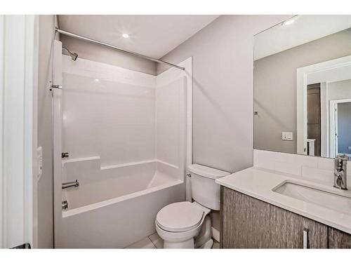 2518-395 Skyview Parkway, Calgary, AB - Indoor Photo Showing Bathroom