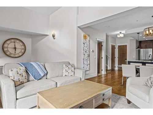 401-901 Mountain Street, Canmore, AB - Indoor Photo Showing Living Room