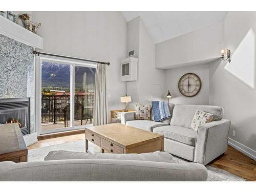 401-901 Mountain Street, Canmore, AB - Indoor Photo Showing Living Room