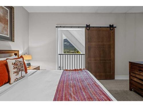 401-901 Mountain Street, Canmore, AB - Indoor Photo Showing Bedroom