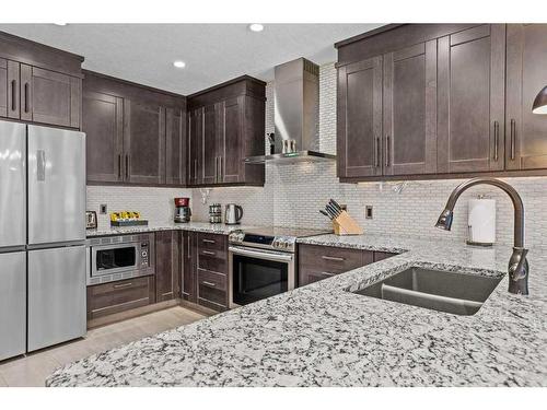 401-901 Mountain Street, Canmore, AB - Indoor Photo Showing Kitchen With Double Sink With Upgraded Kitchen