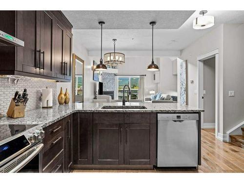 401-901 Mountain Street, Canmore, AB - Indoor Photo Showing Kitchen With Upgraded Kitchen