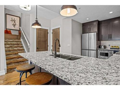 401-901 Mountain Street, Canmore, AB - Indoor Photo Showing Kitchen With Double Sink With Upgraded Kitchen