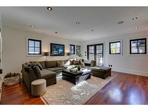 239 37 Avenue Sw, Calgary, AB - Indoor Photo Showing Living Room