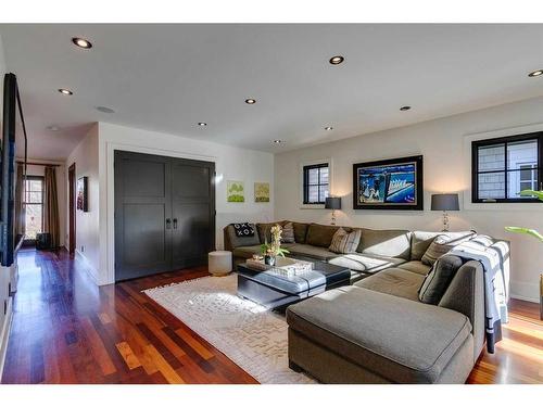 239 37 Avenue Sw, Calgary, AB - Indoor Photo Showing Living Room