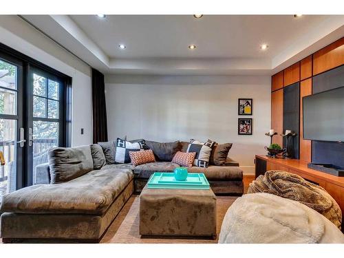 239 37 Avenue Sw, Calgary, AB - Indoor Photo Showing Living Room