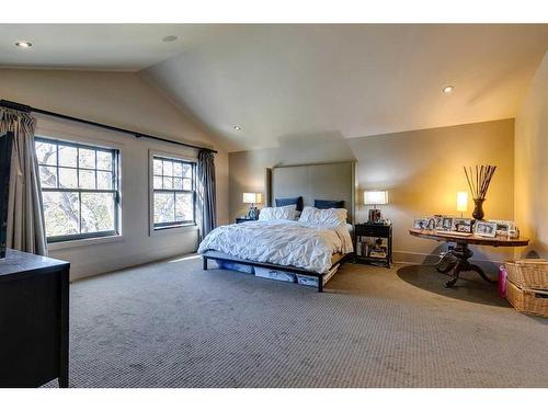 239 37 Avenue Sw, Calgary, AB - Indoor Photo Showing Bedroom