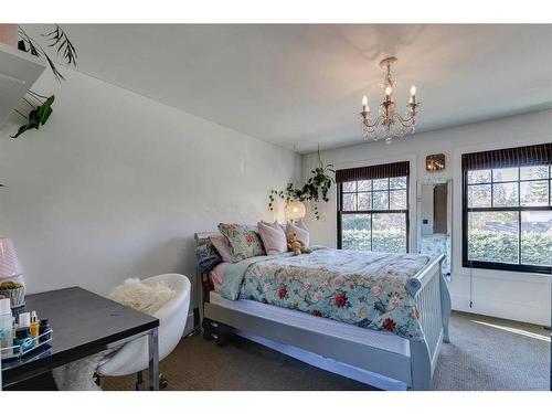 239 37 Avenue Sw, Calgary, AB - Indoor Photo Showing Bedroom