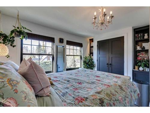 239 37 Avenue Sw, Calgary, AB - Indoor Photo Showing Bedroom