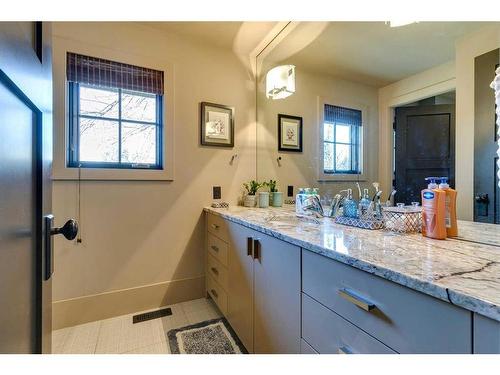 239 37 Avenue Sw, Calgary, AB - Indoor Photo Showing Bathroom