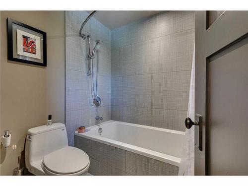 239 37 Avenue Sw, Calgary, AB - Indoor Photo Showing Bathroom