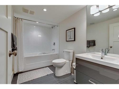 239 37 Avenue Sw, Calgary, AB - Indoor Photo Showing Bathroom